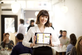 Cameriere che prende una prenotazione su un tablet